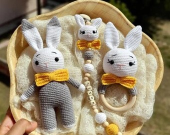 Ensemble attache-suce lapin, hochet et compagnon de couchage Amigurumi - Cadeau bébé personnalisé - Cadeau baby shower