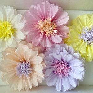 K&ouml;nnte beinhalten: F&uuml;nf gro&szlig;e Papierblumen in Pastellt&ouml;nen werden gezeigt. Die Blumen sind wei&szlig;, rosa, gelb, pfirsichfarben und lavendelfarben, jede mit einem kontrastierenden Zentrum. Diese dekorativen Blumen eignen sich f&uuml;r Veranstaltungen und Heimdekoration.