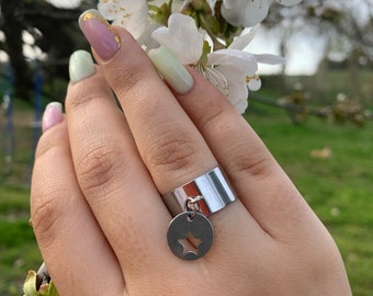 Adjustable charm ring
