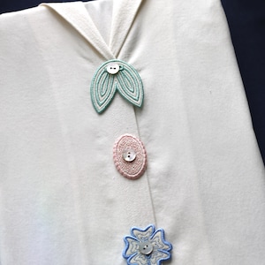 Accessori per ganci con bottoni ricamati, set da 3, tessuti di seconda mano, blu-verde/rosa/blu/crema