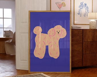 Puede incluir: Un cuadro enmarcado con una ilustración estilizada de un caniche en beige y rosa sobre un fondo azul oscuro. La obra de arte se exhibe en una habitación con otros cuadros enmarcados, incluido uno con el texto "I LIKE IT DIRTY".