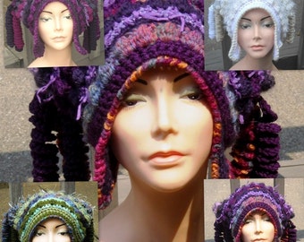 Bonnet au crochet de forme libre, motif E avec tire-bouchons et oreillettes