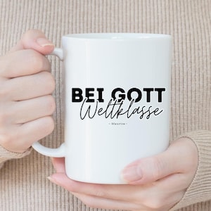 Puede incluir: Taza de cerámica blanca con texto negro que dice "Bei Gott Weltklasse - Maurice - "