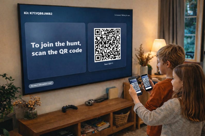 Puede incluir: Una pantalla de televisi&oacute;n grande muestra un c&oacute;digo QR y el texto "Para unirte a la b&uacute;squeda, escanea el c&oacute;digo QR". Dos ni&ntilde;os sostienen tel&eacute;fonos inteligentes que muestran c&oacute;digos QR coincidentes. La escena es en una sala de estar.
