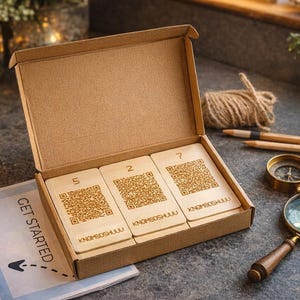 Puede incluir: Un juego de tres tazas de cer&aacute;mica con un esmalte moteado de color crema. Cada taza presenta un dise&ntilde;o pintado a mano diferente: una hoja azul y verde, una flor amarilla y una baya roja. Las tazas tienen un dise&ntilde;o simple y moderno.