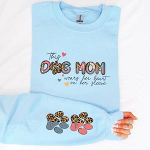 Personalized Dog Mom Sweatshirt, This Dog Mom Wears Her Heart On Her Sleeve, Custom Dog Name Sweatshirt,Dog Mama Sweater,Dog Lover Gift