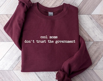 Cool Moms Dont Trust The Government Sweatshirt, Funny Mom Sweater, Sarcastic Mama Crewneck, Minimalist Motherhood Gift, Retro Sassy Mom