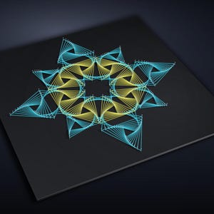 Peut inclure: Un panneau carré noir présentant un motif géométrique en art du fil. Le design se compose de lignes entrelacées en fil jaune vif et bleu clair, fixées par de petites épingles blanches pour former une forme florale symétrique en étoile.