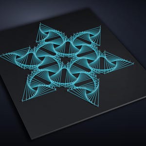 Könnte beinhalten: Ein Fadenbild mit einem komplexen geometrischen Sternmuster, das aus leuchtend cyanfarbenem Garn besteht, welches um silberne Nägel auf einer schwarzen quadratischen Platte gewickelt ist. Das Design zeigt sich überschneidende Kurven.