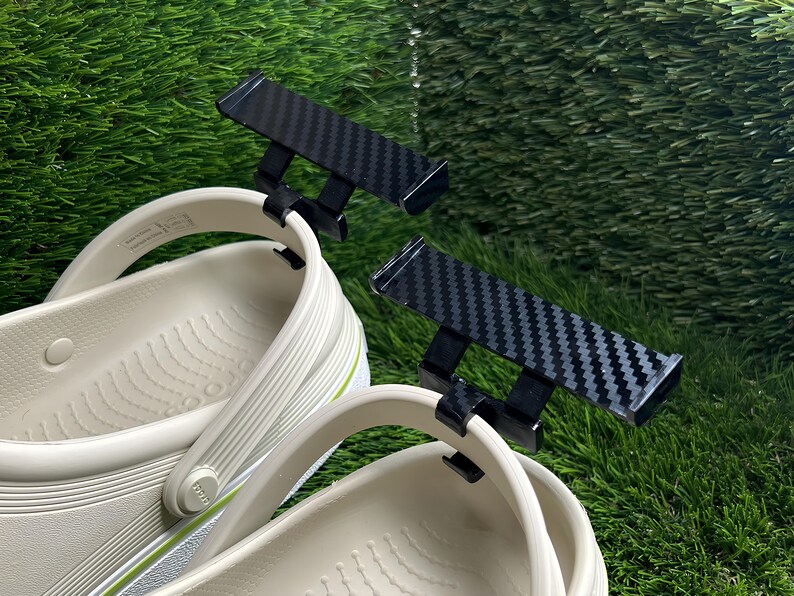 Spoiler en fibre de carbone Croc Charm Spoiler Shoe Charm Crocs Rear Wing Pin Charm Clog Cadeau pour les amateurs de course Cadeau Crocs Spoiler Charm Carbon Wing image 2