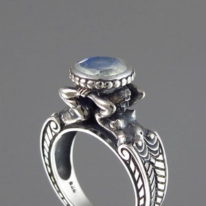 CARYATID Silver Ring with Moonstone