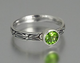 AUGUSTA sterling silver ring with Peridot