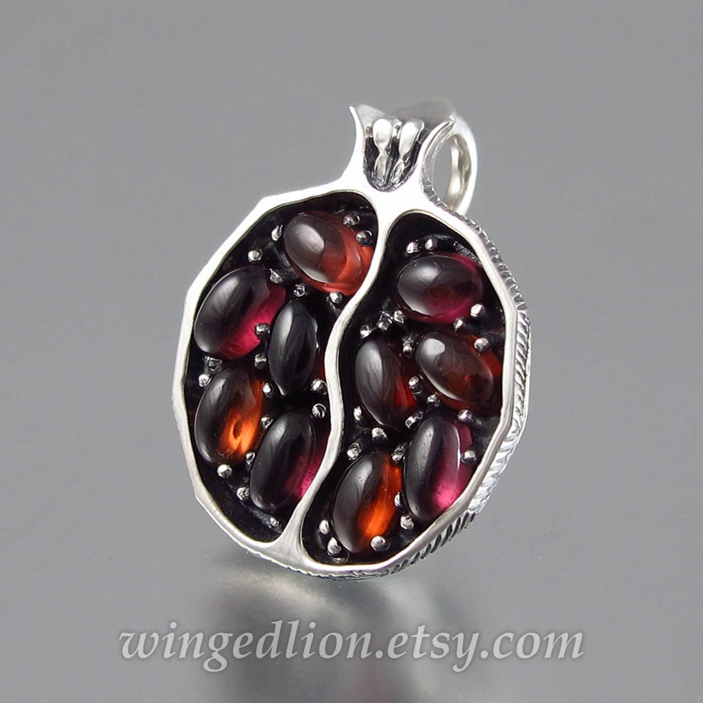 Подвеска в форме граната. Кулон в виде граната. Серебряная подвеска в виде граната. Подвеска в виде граната серебро. Кольцо в виде граната