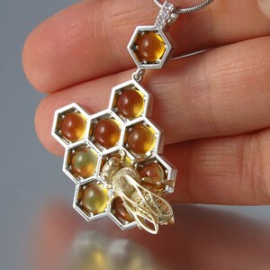 Pingente de abelha, MAIS DOCE QUE MEL, favo de mel em prata e ouro 14k, pingente de abelha, citrino e safiras brancas.