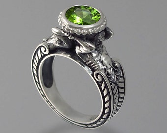 CARYATID Sterling Silver Ring with Peridot
