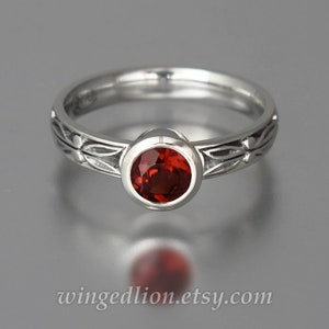 AUGUSTA 14k gold ring with Garnet 14k white gold