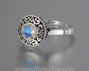 The SECRET DELIGHT silver ring with Moonstone and white sapphires