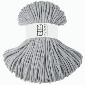 Pode incluir: Um novelo de cordão cinza claro envolto por uma faixa de papel branco. A faixa apresenta um desenho de linha preta de um novelo de fio e o texto outlet. O cordão tem uma textura trançada e está disposto em um formato arredondado e simétrico.