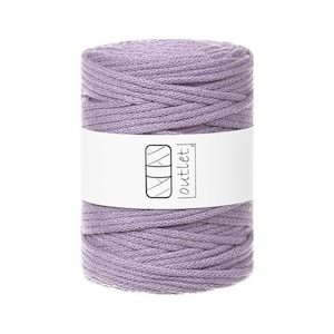 以下が含まれることがあります： ラベンダー色のマクラメコードの円筒形スプール。中央には白いラベルが巻かれており、ロゴと「outlet」の文字が表示されています。コードはしっかりと巻かれており、テクスチャのある表面を示しています。