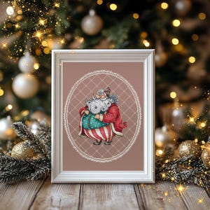 Könnte beinhalten: Ein gerahmtes Kreuzstichbild von Santa Claus in einem roten Mantel, einer grünen Weste und gestreiften Hosen. Das Kunstwerk ist vor einem braunen Hintergrund mit einem weißen ovalen Rand platziert. Der Rahmen ist weiß, und das Bild wird auf einer Holzoberfläche mit Weihnachtsdekorationen angezeigt.
