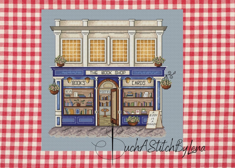 Pode incluir: Padr&atilde;o de ponto cruz de uma livraria pitoresca com uma fachada azul e branca, rotulada como "The Book Shop". A loja apresenta prateleiras de livros, cestos de flores suspensos e as palavras "Books" e "Cards". Uma placa diz "A Book is a Mirror."