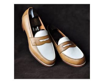 Zapatos mocasines bicolor hechos a mano: mocasines de cuero para hombre en color marrón claro y blanco.