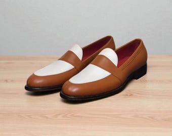 Handgefertigte Zweifarbige Penny Loafers: Herren Lederschuhe in Hellbraun & Weiß