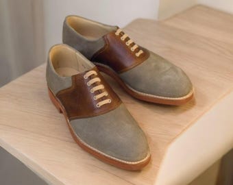 Zapatos Oxford de vestir bicolor hechos a mano: para hombre, de ante gris y cuero marrón.