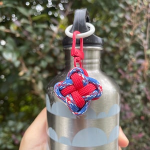 Charm de nudo de estrella de paracord hecho a mano, tirador de cremallera geométrico, accesorio para mochila