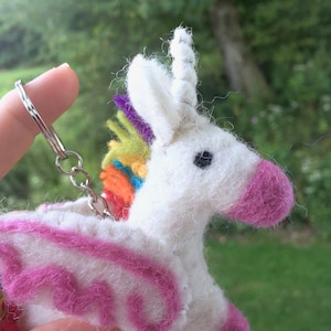 Porte-clés licorne en laine feutrée : cadeau de rentrée fait main