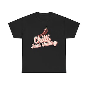 Chili Just Chillin' T-shirt | Hot Pepper Retro Script, Pittig Grafisch Shirt