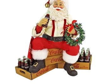 Santa Claus Coca Cola Deko Figur auf Vintage Kisten
