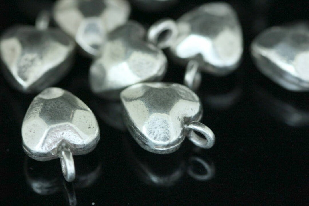 3KH-074 タイのカレン族のシルバー製ハートチャーム（2個入り） - Etsy