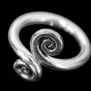 Anillo espiral de plata hecho a mano de la tribu Karen de las colinas tailandesa KY-049
