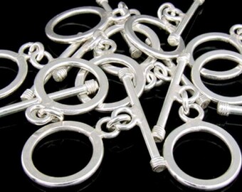 Può includere: Chiusure a scatto in argento con un anello rotondo e una barra dritta. Le chiusure sono progettate per la creazione di gioielli e sono una scelta popolare per collane, braccialetti e altri accessori.