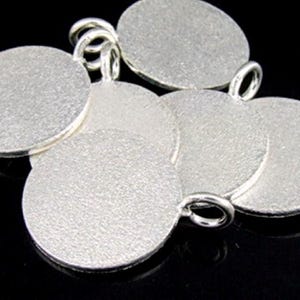 7KH-070 Thai karen hill tribe handmade silber 2 Sandgestrahlte runde Scheibenanhänger 16.0 mm.