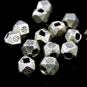 KN-005 Thai karen hill tribe silver 4 square bead flower print