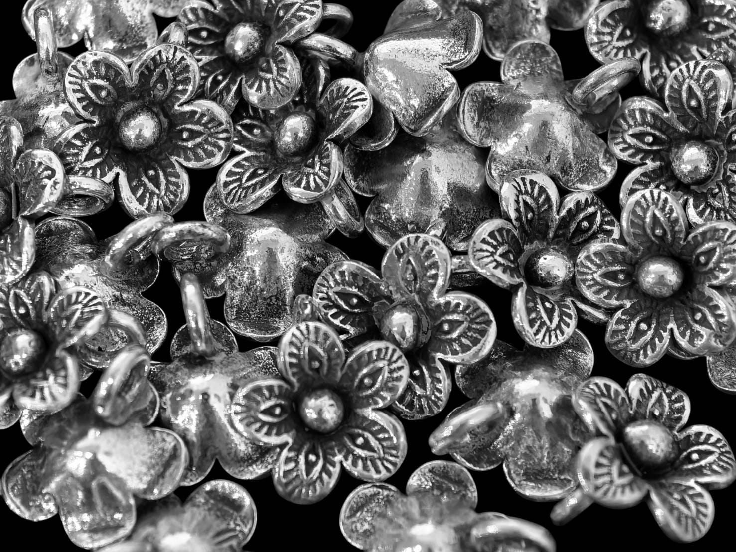 3KH-082 タイ・カレン族のシルバー4花チャーム - Etsy 日本