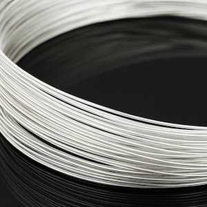 KA-099 Alambre redondo plateado de 10 pies, calibre 24, suave y suave, de la tribu tailandesa Karen Hill.