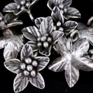 4KH-032 Thai karen hill tribe silver 2 wild flower charm