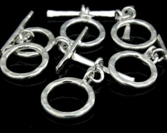 Può includere: Chiusure a scatto in argento con anelli rotondi martellati. Queste chiusure sono perfette per la creazione di gioielli, aggiungendo un tocco unico a collane, braccialetti e altri accessori.