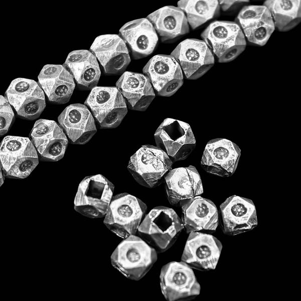 KN-006 Thai karen hill tribe sliver 40 small daisy print faceted bead