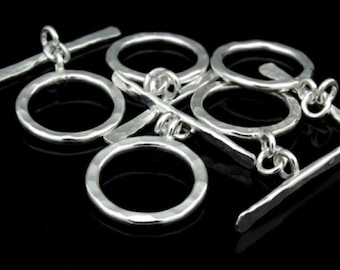 Può includere: Chiusura a scatto in argento con finitura martellata. La chiusura presenta due barre e più anelli per attaccare gioielli o altri oggetti.