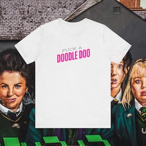 Camisa Derry Girls, Nicola Coughlin, Regalos británicos, Camisas divertidas, Regalo de Derry Girl, Merch, Televisión irlandesa, Irlanda, Erin Quinn, década de 1990, Regalos de la BBC,