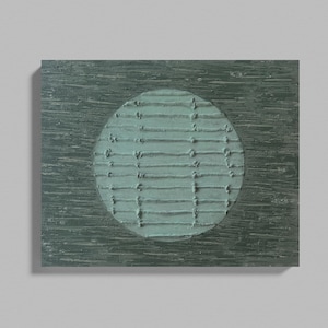 Peut inclure: Une peinture sur toile carrée vert foncé avec un cercle vert clair au centre. Le cercle a un motif texturé de lignes horizontales.