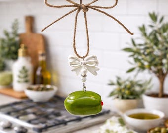 Handgemachte Keramik Olive mit Schleife | Küche Dekor | Vom Essen inspiriertes Geschenk | Martini-Liebhaber-Geschenk