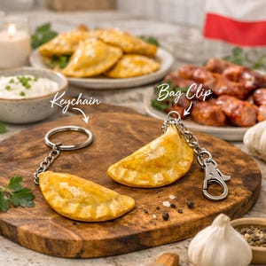 Llavero o clip para bolso de pierogi - Porta credenciales / Charm de arcilla polimérica hecho a mano con comida polaca, accesorio de dumpling