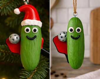Ornement pickleball - Décoration d'intérieur de cuisine cornichon à l'aneth sculptée à la main - 2 versions - Bonnet de Noel pour tous les jours et Noël, cadeau de boule de cornichon, argile 3"