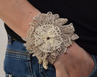 Summer crochet linen thread bracelet with delicate lace and buttons