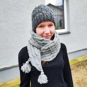 Gestrickte Wollmütze und Schal für Mädchen, handgemachtes, stilvolles warmes Set in Grautönen, Schal und Mütze Set für junge Mädchen
